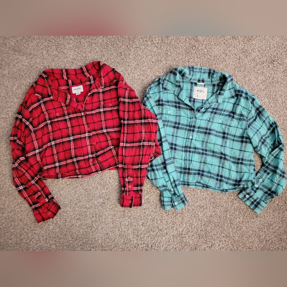 American Eagle Red and Teal Plaid Cropped Flannels